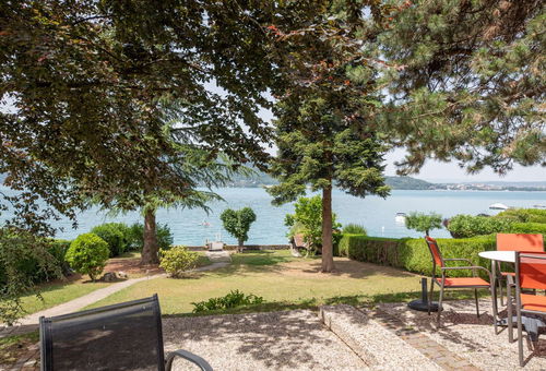 Waterfront villa for 11 people with large garden and private pontoon on the...