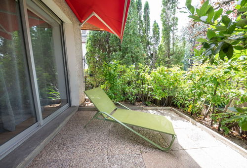 Waterfront villa for 11 people with large garden and private pontoon on the...