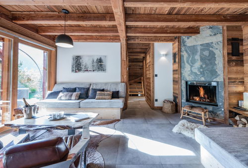 Located close to the slopes, relax in the wellness area with sauna...