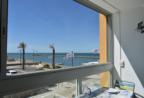 Profiter d'une loggia ensoleillée donnant directement sur la Mer.