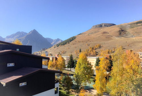 Boost your mountain vacation: Bright apartment located in a...