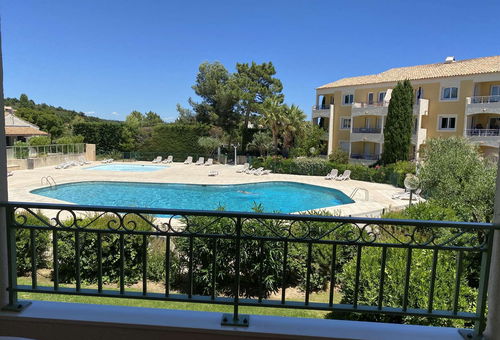 Very nice swimming pool, tennis court and petanque for this flat in a secured...