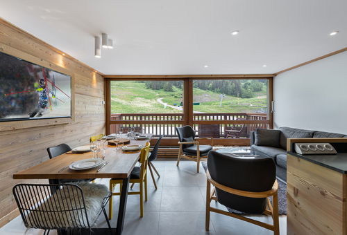 Au pieds des pistes et à côté des commerces.