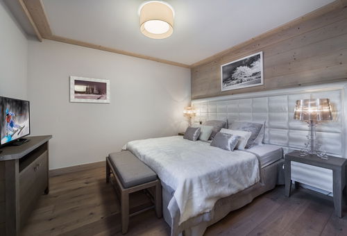 Beautiful apartment with contemporary decoration, with ski locker, covered...