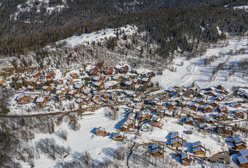 A 200 mètres des pistes et des commerces de la station.