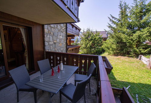 Appartement au pied des pistes dans une résidence de standing avec piscine.