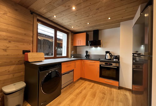 Au pied du CHAMP GIGUET: départs de cours ESF et télécabines de la patinoire...