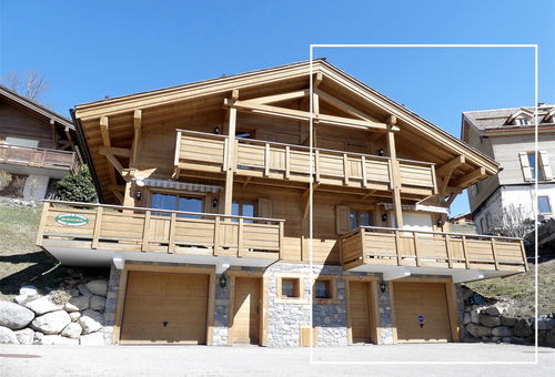 Classique chalet savoyard à environ 500 mètres de la piste de liaison La...