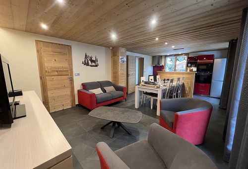 Sur la route des Aravis, très bel appartement à la décoration soignée à 600 m...