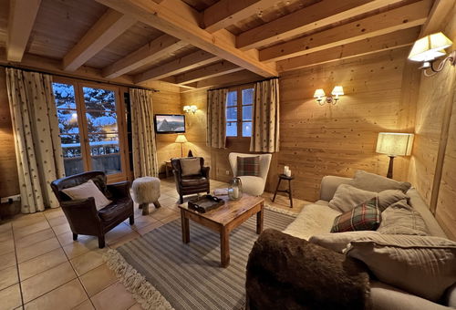 Beau chalet savoyard situé au pied des pistes de ski de fond, à 900 mètres de...