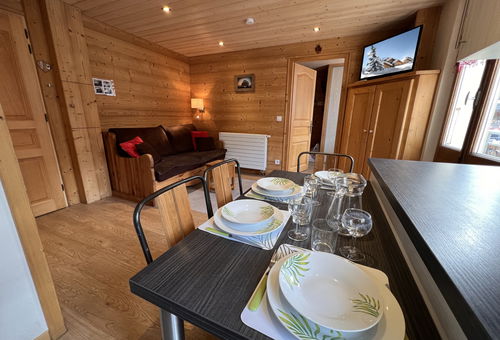 Situé dans le centre, proche de l’église, en bordure d’ un cours d’eau.