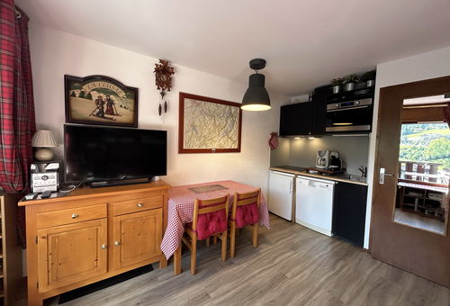 500 m from the ski lifts, 200 m from the  shops