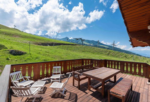 Beautiful chalet, located on the slopes, close to the centre in a quiet area...