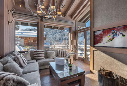 Magnificient chalet close to the ski slops.