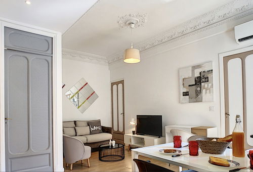 Modern decoration for this apartment in the very center of Nice