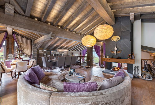 Sauna intérieur, jacuzzi intérieur et extérieur.