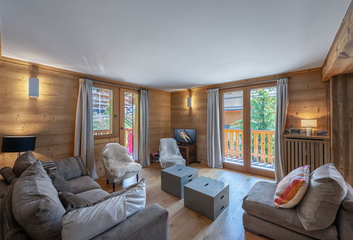 Duplex apartment, 300m from the slopes and a few minutes from the resort centre.