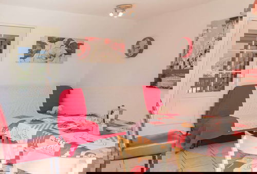 Dans petite résidence de quatre bâtiments indépendants