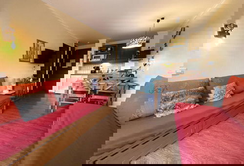 A environ 300m du départ des télécabines du Fréjus et de l'école de ski.