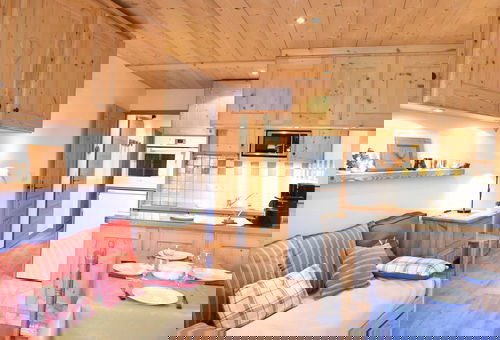 La résidence est située à 20m des commerces, restaurants et de l'arrêt...