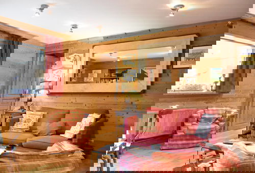 Situé à 300 m des pistes et à 350 m des commerces et restaurants