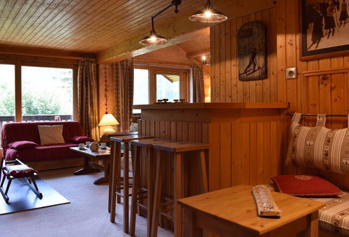 Spacious ski-in ski-out apartment 100m from the shops with a swimming pool in...