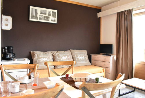 Diese Wohnung liegt 1600 m über dem Meeresspiegel, 100 m vom Sessellift Morel...