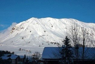 Flat at the foot of the slopes and in the heart of the resort, close to the...