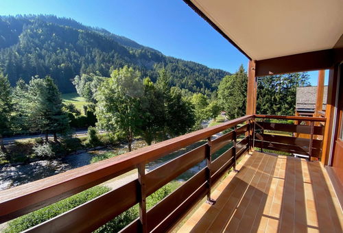 Flat with views of the Aravis mountain range, close to the cross-country ski...