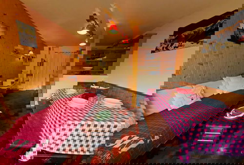 Vue imprenable sur le domaine pour cet appartement au coeur du village,