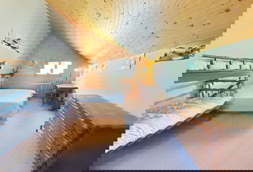 Vue imprenable sur le domaine pour cet appartement au coeur du village,