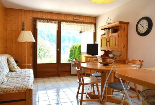 In the Hameau De Suize area, apartment on the ground floor with its view of...