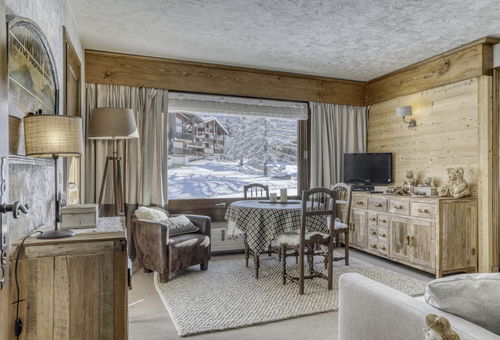 Situé au pied des pistes de ski et du golf du Mont d'Arbois.