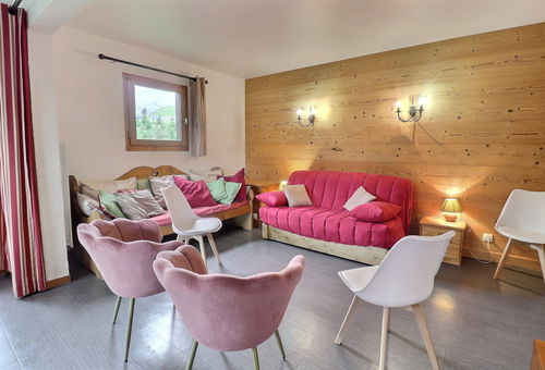 100 meters from the slopes and 500 meters from the ski school