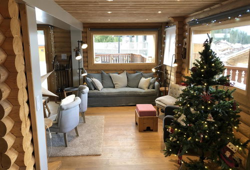 Traditional 200 sq-m chalet with panoramic view.