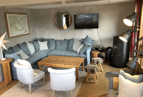 Traditional 200 sq-m chalet with panoramic view.