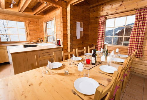 A 250 mètres des remontées et à 250 mètres de l'école de ski