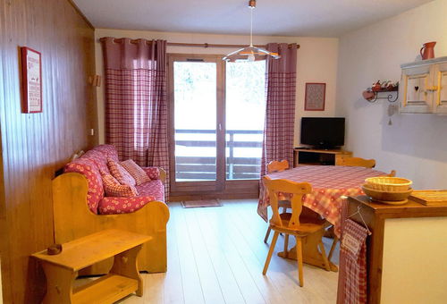 HELLE ÜBERFAHRTENWOHNUNG MIT SKI ZU FÜSSEN