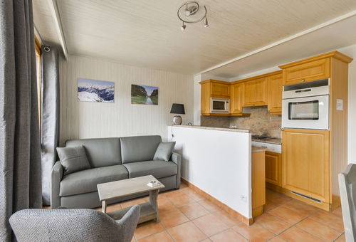 2-room apartment of 35 m², on level 2 of the residence without elevator...