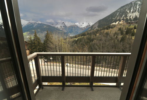 Departure for the slopes 200 meters away