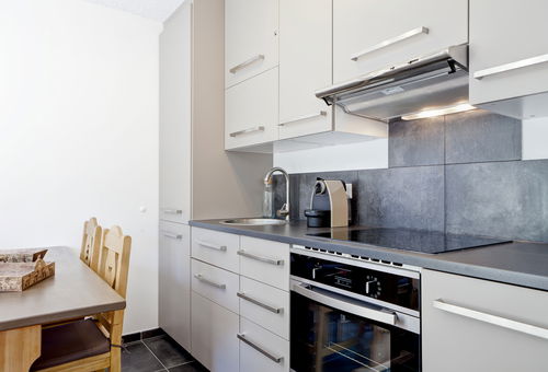Cozy renovated apartment 2 steps from the snow fro
