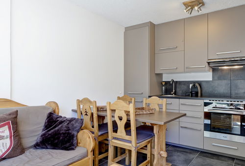 Cozy renovated apartment 2 steps from the snow fro