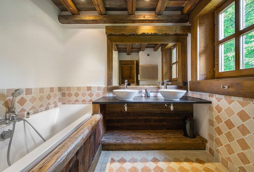 Ski-in ski-out for this superb chalet in the Carats district