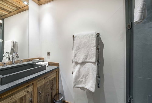 High-end decoration for this duplex in the residential district of Petit Alaska