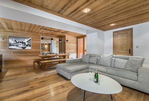 Chalet atmosphere for this ground floor apartment offering great amenities