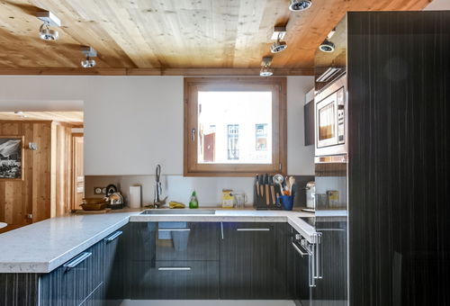 Chalet atmosphere for this ground floor apartment offering great amenities