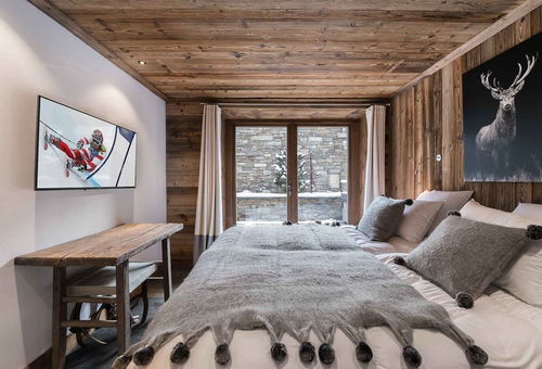 VAL D ISERE - CANADIENNE

Situé dans le quartier calme et ultra résidentiel...