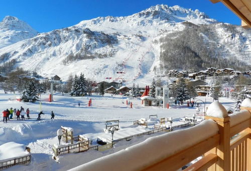 Situation idéale pour ce très bel appartement sur le front de neige, avec vue...