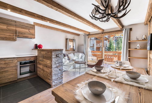 Ski-in ski-out departure for this beautiful bright duplex