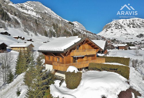This family home has 4 bedrooms, sleeps up to 9, is well located on a hill...